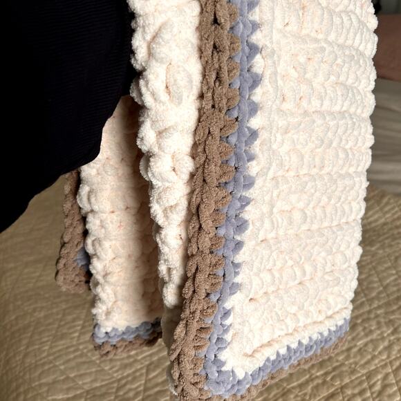 Baby Boy Handmade Neutral Minimalist Cottage Babyshower Chuncky Blanket - Picture 11 of 13